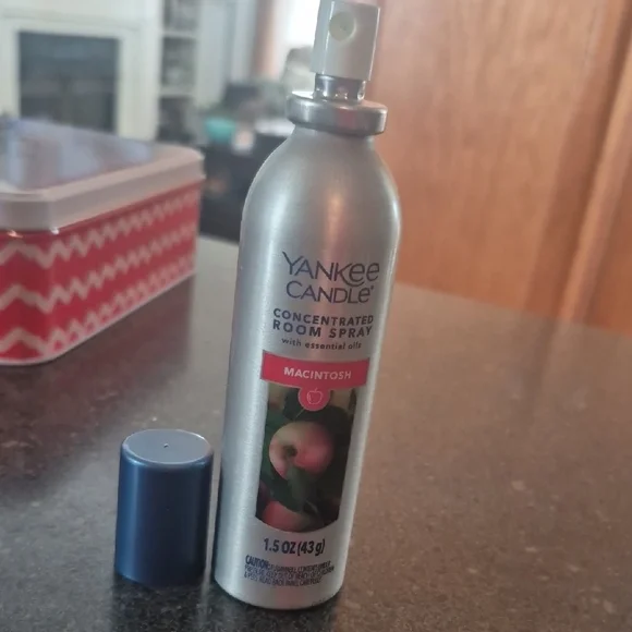 Yankee Candle Macintosh Scented Room Spray with Silver Bottle - Picture 9 of 9